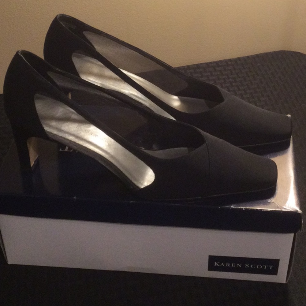Black dress shoes